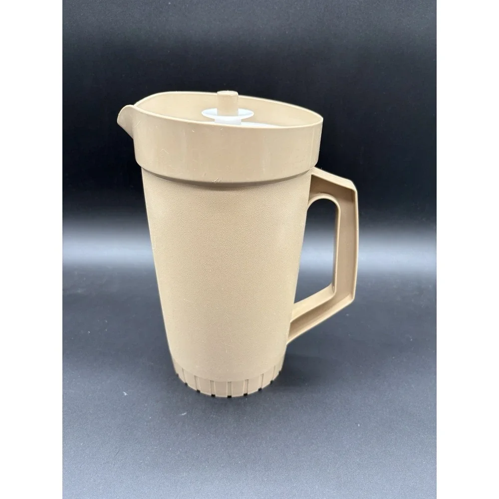 Tupperware 2 Quart‎ Pitcher Tan w/ Push Button Seal 800-8 Vintage